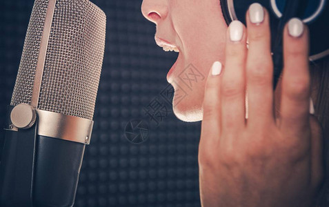 歌手录制歌曲工作室中的专业录音有耳机特写照片的白种人女歌手背景图片