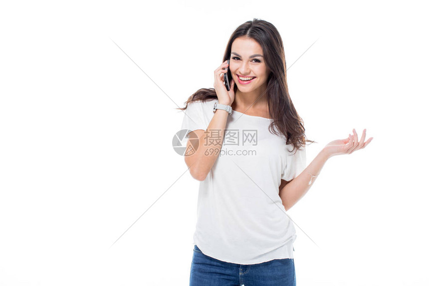 迷人的女子在用智能手机说话笑着看被白色图片