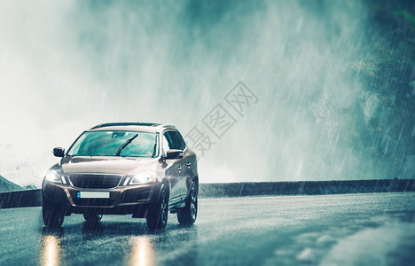 在重雨中驾驶汽车现代契约SUV车图片