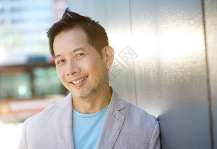 一个在户外微笑的成熟的亚洲人图片