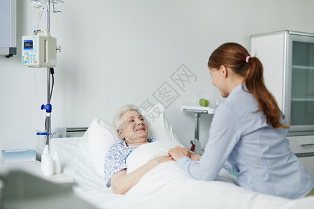 在病房看外孙女的老女人图片