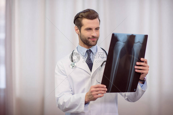 向男医生微笑用听诊器保持和图片