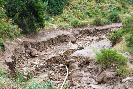 泥土流穿过阿拉木高清图片