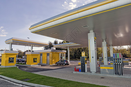 意大利一家崭新的加油站的宽角度照图片