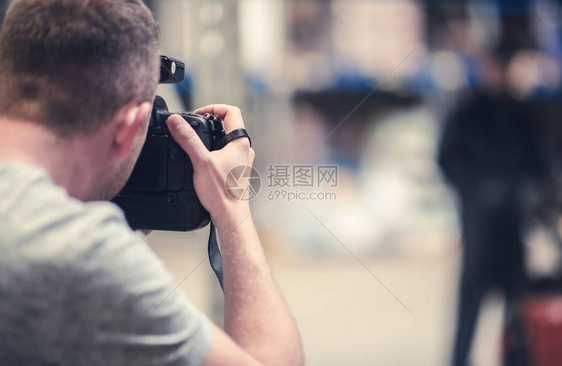 白种人摄影师拍摄他使用专业摄影仪模型的图片图片