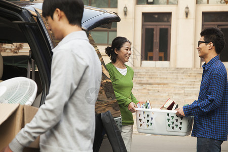 家人在大学校园里搬儿图片