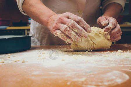 面包师为面包制作酵末面粉的近照Retr图片