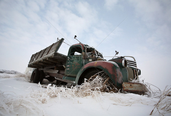 被放弃的老农用卡车在冬天图片