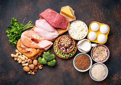 健康食品在蛋白质肉类鱼类奶制品坚果和豆背景图片