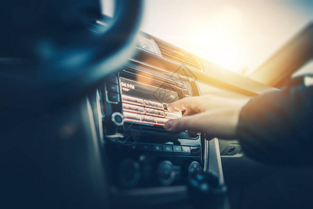 汽车收音机收听汽车司机在他的车辆多媒体系统上更改广播电台现代触图片
