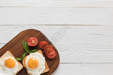 早餐和烤面包上煎鸡蛋木制图片
