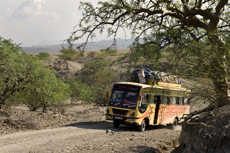 在坦桑尼亚非洲等地的泥土路上图片