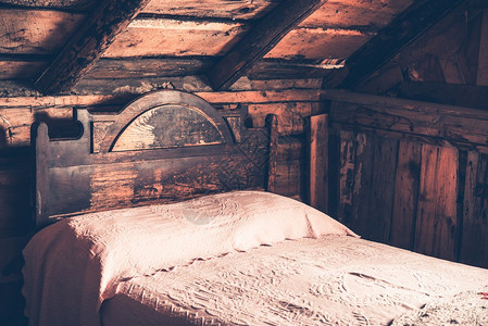 老木小屋卧室老化的客舱床图片