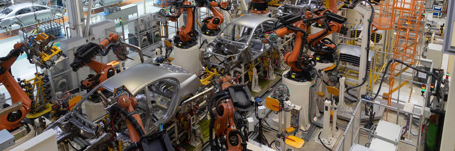 新车流水线生产生产线上的车身自动焊接汽车生产线上的机械臂正在工作