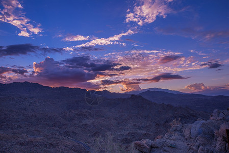 Bernardino山脉多彩的日落图片