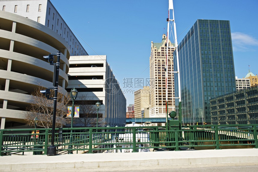 雄鹿湖人激战一触即发看谁能抢占季后赛先机