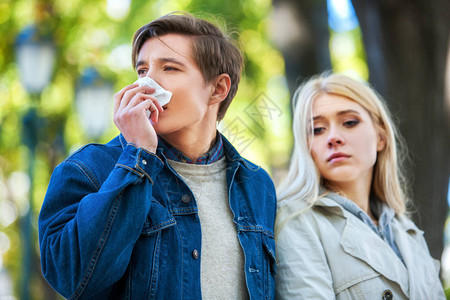 秋天户外有寒风炎的人秋季流感季节女孩对爱人的痛苦充满同情心疾图片