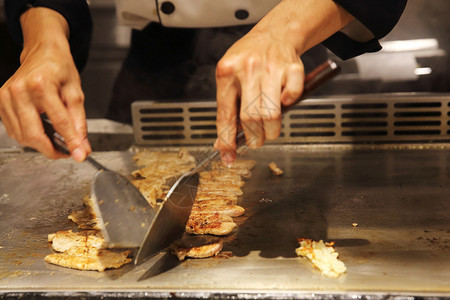 牛肉配蔬菜铁板烧日本料理背景图片