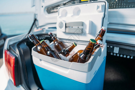便携式冰箱的特写视图啤酒站在车里图片