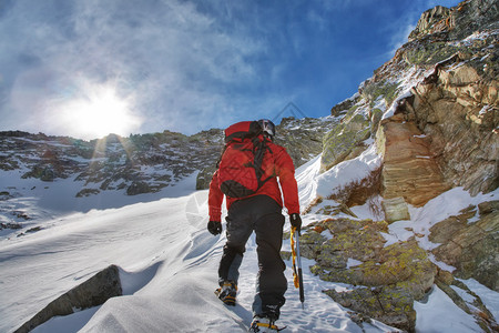 冬季爬山时的登山者水平边框意大图片