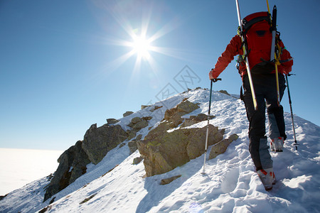 男在雪脊上攀爬滑雪水平边框图片