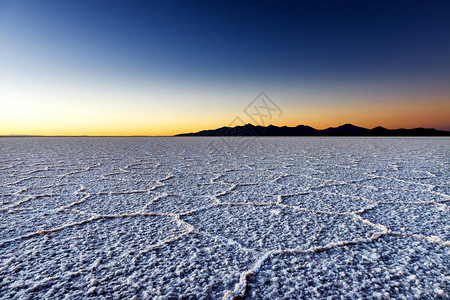 南美玻利维亚乌尤尼盐沼的日出图片