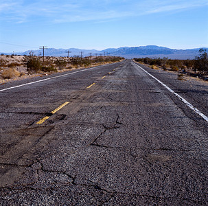 旧66号公路在美国加利福尼亚州莫怀德沙漠背景