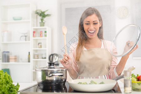 在厨房做饭的年轻美女图片