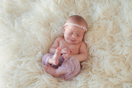 一位十天前微笑的新生女婴的美丽肖像图片