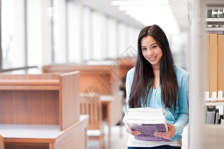 一位在图书馆藏书的亚洲大学图片