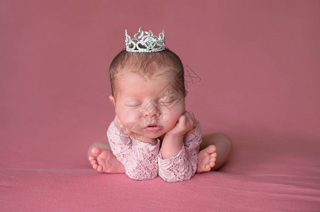 一个美丽的睡着的新生的女婴图片
