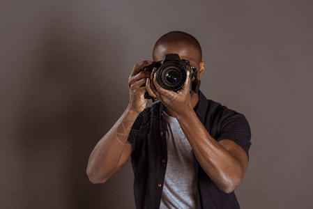 African美国摄影师用照相机拍图片