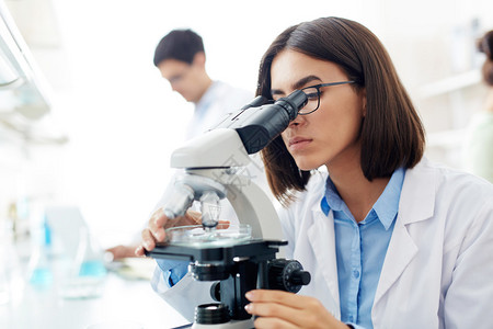 化学家或科学家在显微镜图片