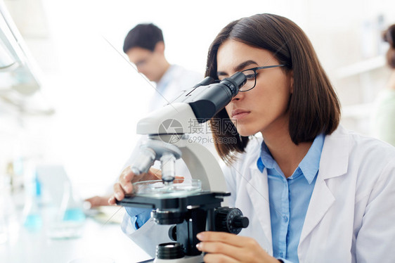 化学家或科学家在显微镜图片