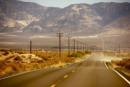 夏季炎热的沙漠南加州路图片