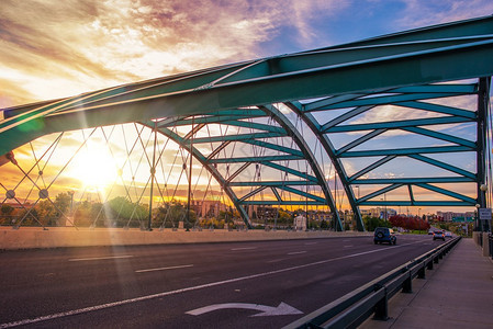 Speer大道桥在日落桥梁交通背景图片