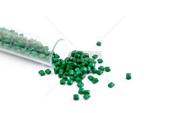 塑料托盘工业用颗粒中的塑料原聚合染料在白色背景上呈绿色废聚乙烯和聚丙烯加工后的塑料图片