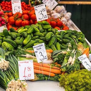 在波兰当地市场出售的蔬菜图片