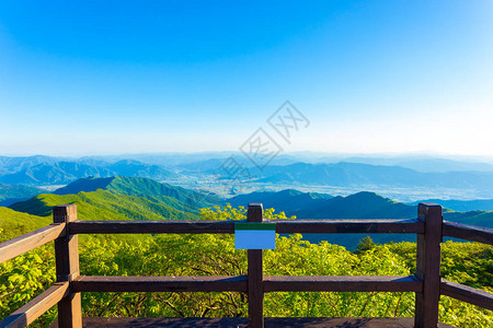 木质观景甲板从南朝鲜的吉里桑山对下面的山谷进图片