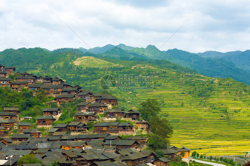 贵州XjiangMiao少数民族村传统木制房屋后面的高山角高山角图片