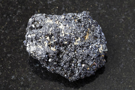 天然矿物岩石标本的宏观拍摄深色花岗岩背景上图片