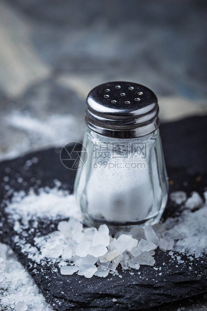 摇壶中的白盐选择聚焦图片