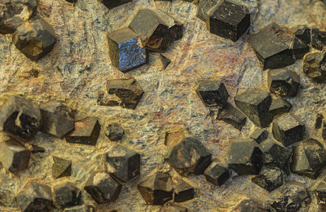 天然铁铝榴石晶体的特写细节图片
