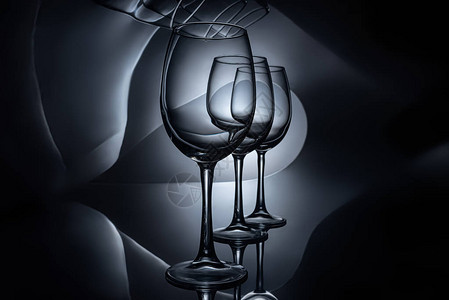 在空的豪华葡萄酒杯黑图片