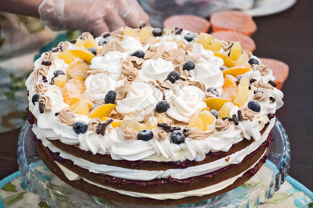 蛋糕配奶油和果酱饰以桃子和蓝莓片图片