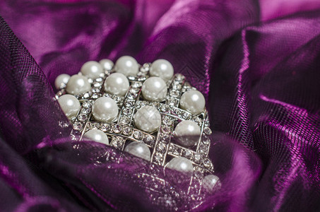 薄纱上的珍珠背景图片
