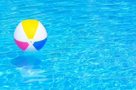 漂浮在游泳池里的充气球图片