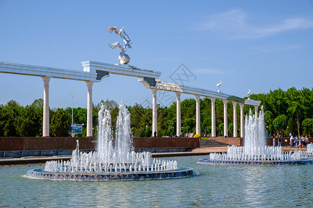 独立广场上塔什干中心的喷泉背景图片