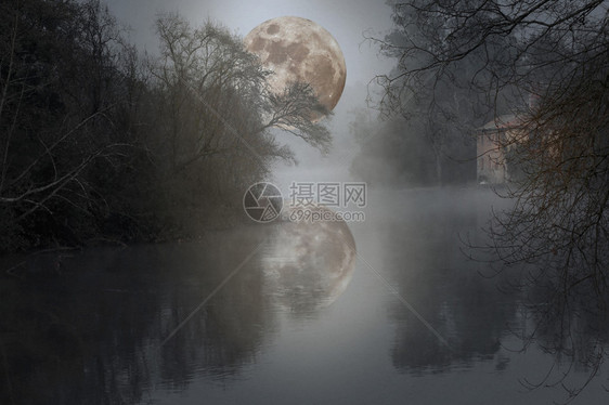 由河水车和夜月满组成的构成图片