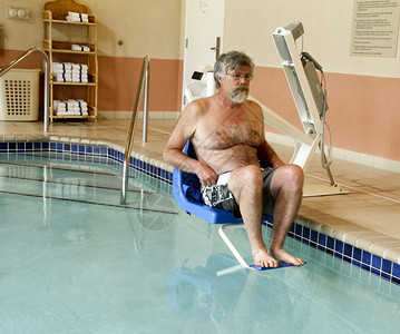 男子被残疾人电梯送入游泳池图片